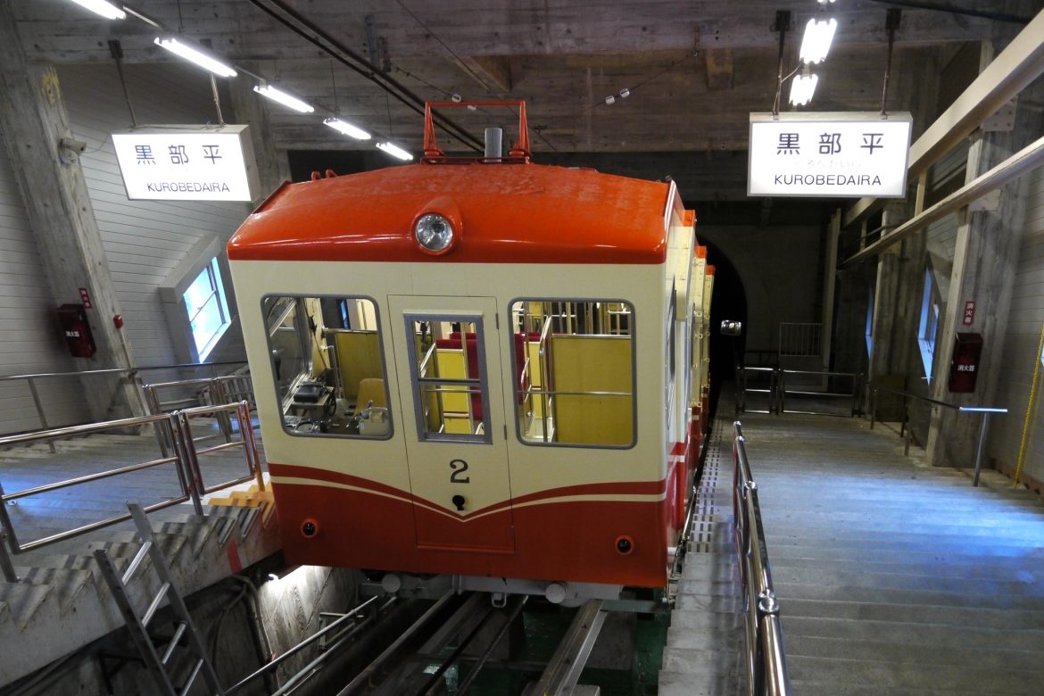 立山黒部アルペンルートの乗り物で景色を満喫できるのはどの席？