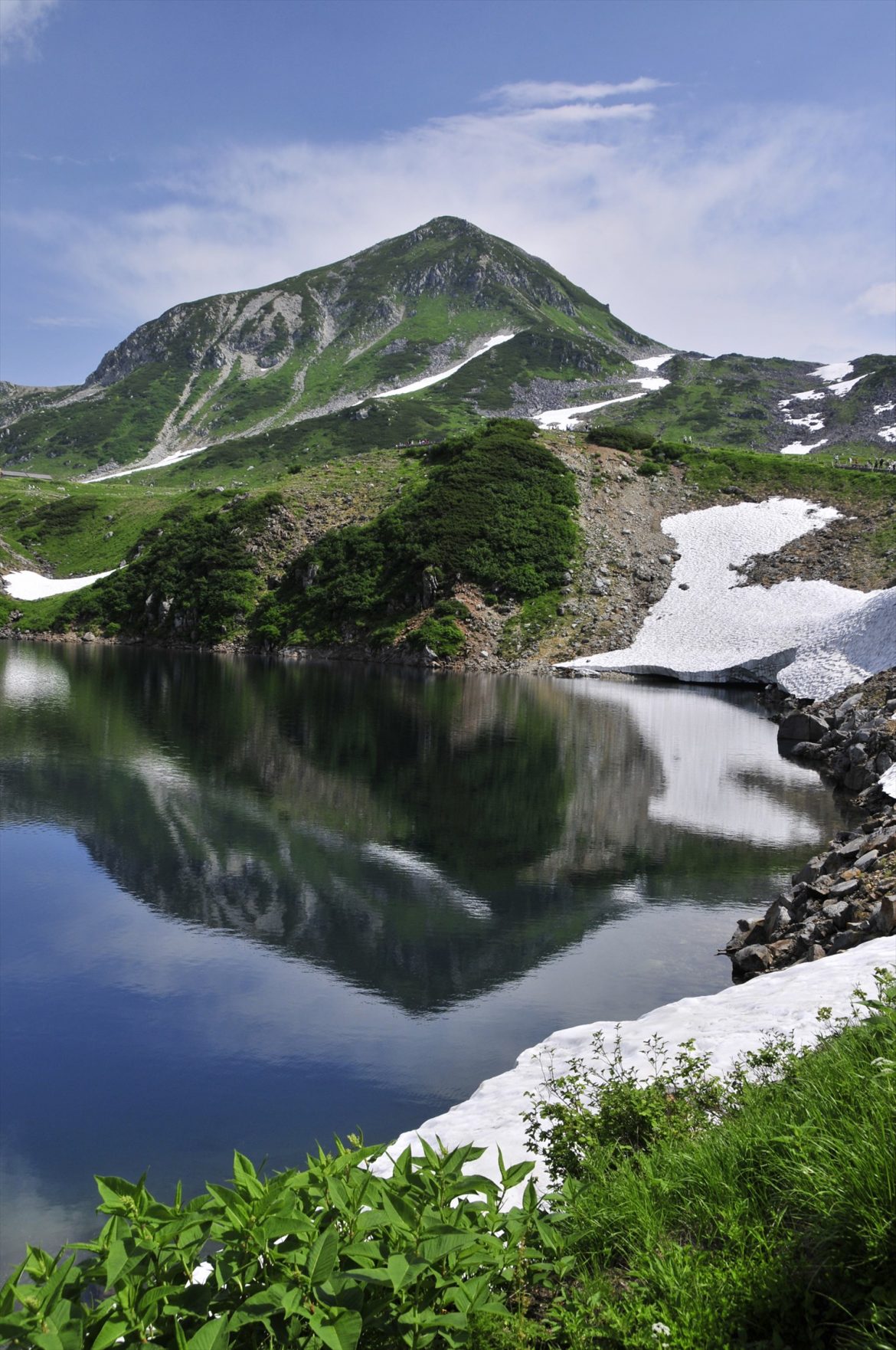 光る湖面とそこに映る浄土山♪